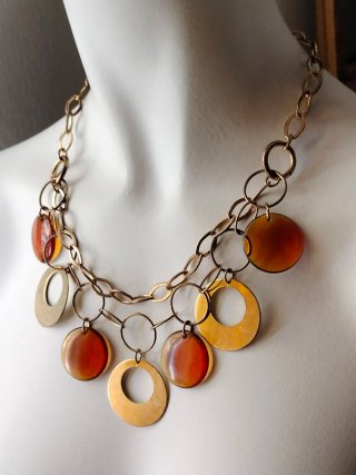 Collar dorado vintage con colgantes naranjas