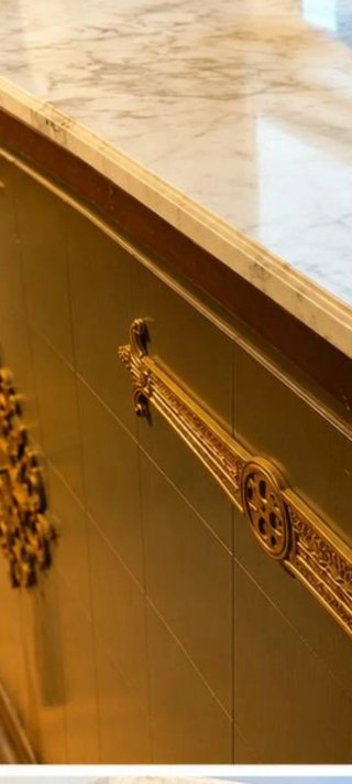 Mueble de madera con detalles dorados y mármol