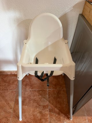 Trona IKEA con bandeja, también incluyo cojín.