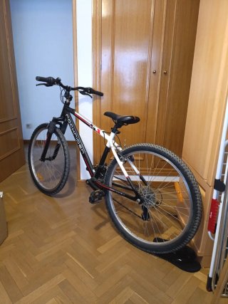 Bicicleta Rockrider Negra y Blanca