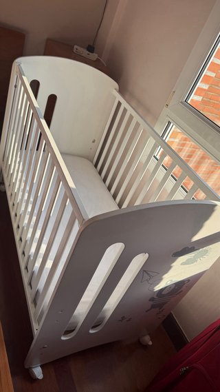 Cuna de bebé blanca con osito