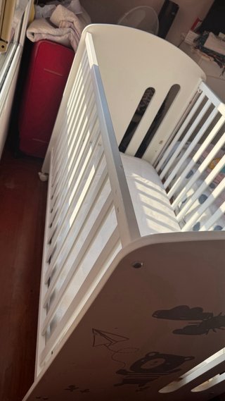 Cuna de bebé blanca con osito