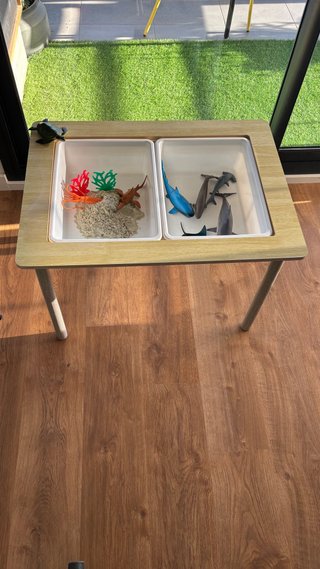 Mesa con bandejas para juegos infantil FLISAT