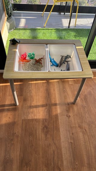 Mesa con bandejas para juegos infantil FLISAT