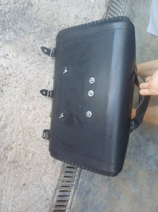 Baúl de moto cuero negro