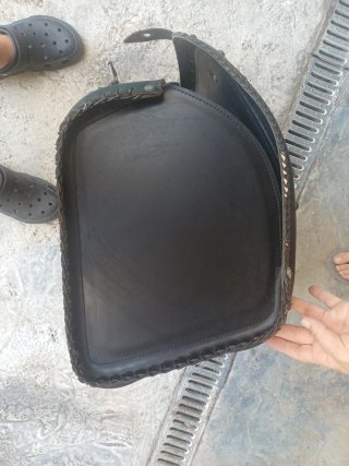 Baúl de moto cuero negro