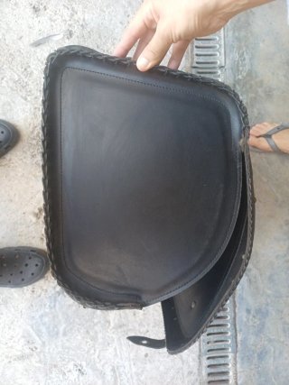 Baúl de moto cuero negro