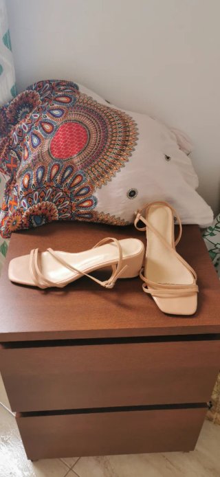 Sandalias beige de tiras finas