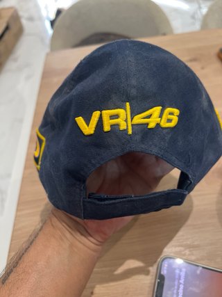 Gorra azul y amarilla con número 46