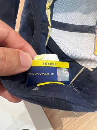 Gorra azul y amarilla con número 46