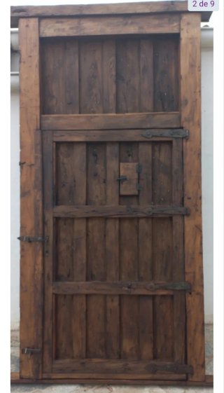 Puerta antigua madera maciza con herrajes