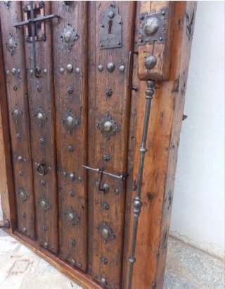 Puerta antigua madera maciza con herrajes