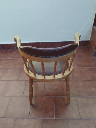 Silla de madera y cuero