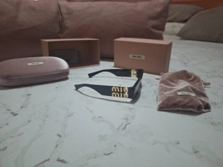 Gafas de sol Miu Miu negras