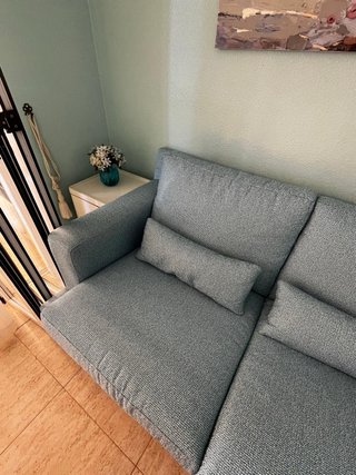 Sofá de tela en tonos azules