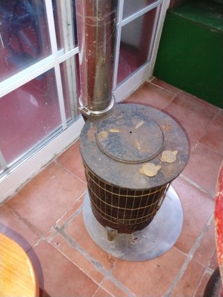 Estufa de leña metálica