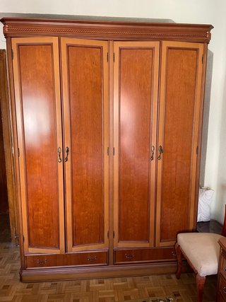 Armario grande de madera