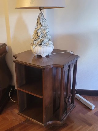 Mesa auxiliar giratoria de madera maciza