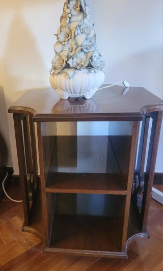 Mesa auxiliar giratoria de madera maciza