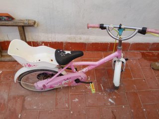 Bicicleta infantil rosa con asiento