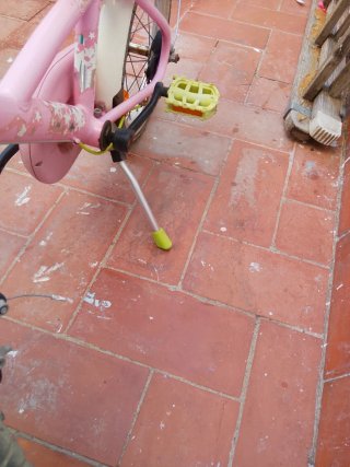 Bicicleta infantil rosa con asiento