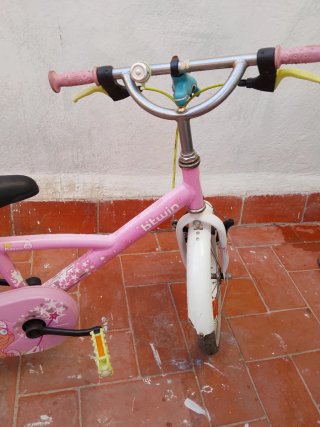 Bicicleta infantil rosa con asiento