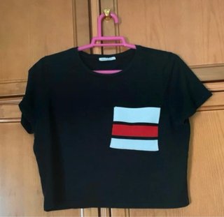 Camiseta negra corta con bolsillo