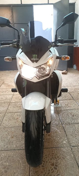 Kawasaki Z750 2011 Blanca