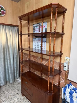Estantería de madera antigua