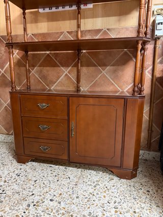Estantería de madera antigua