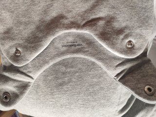 Saco de bebé gris con conejos, marca Vertbaudet.
