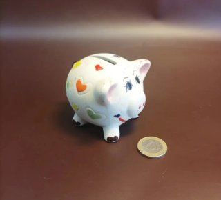 Hucha cerdito blanco decorada con corazones
