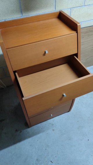 Cómoda de madera de buena calidad