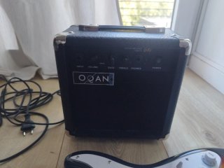 Guitarra eléctrica OQAN con funda y amplificador