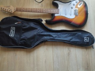 Guitarra eléctrica OQAN con funda y amplificador