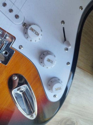 Guitarra eléctrica OQAN con funda y amplificador