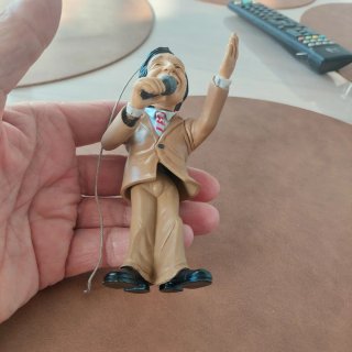 Figura El Fary con micrófono