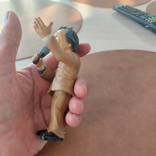 Figura El Fary con micrófono