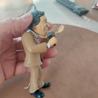 Figura El Fary con micrófono