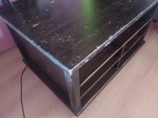 Mesa de madera oscura