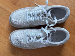 Zapatillas Nike Knit Doradas y Blancas