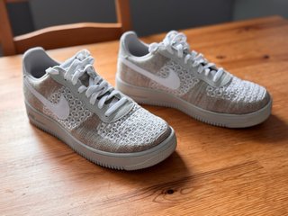 Zapatillas Nike Knit Doradas y Blancas