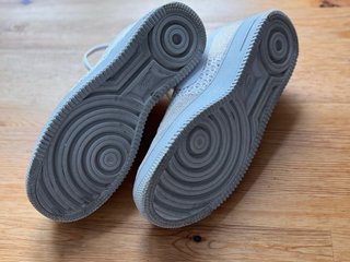 Zapatillas Nike Knit Doradas y Blancas