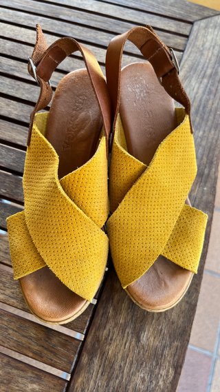 Sandalias de tacón color mostaza