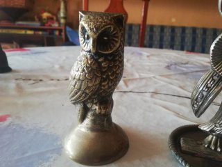 Figuras de búhos decorativos