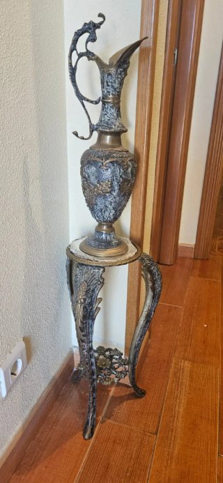 Jarra decorativa con mesa auxiliar