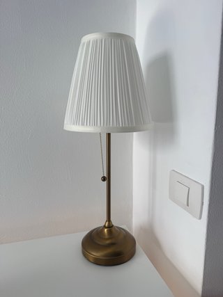Lámpara de mesa clásica dorada