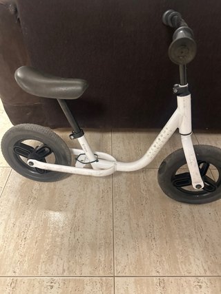 Bicicleta de equilibrio infantil blanca