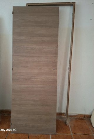 Puerta madera gris
