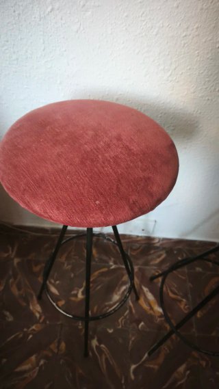 Pareja de taburetes altos rojos y negros